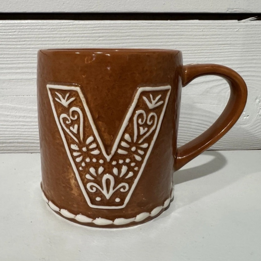 Pottery Barn NEW Brown Gingerbread
Stoneware Alphabet 15 Ounce Mug Letter V